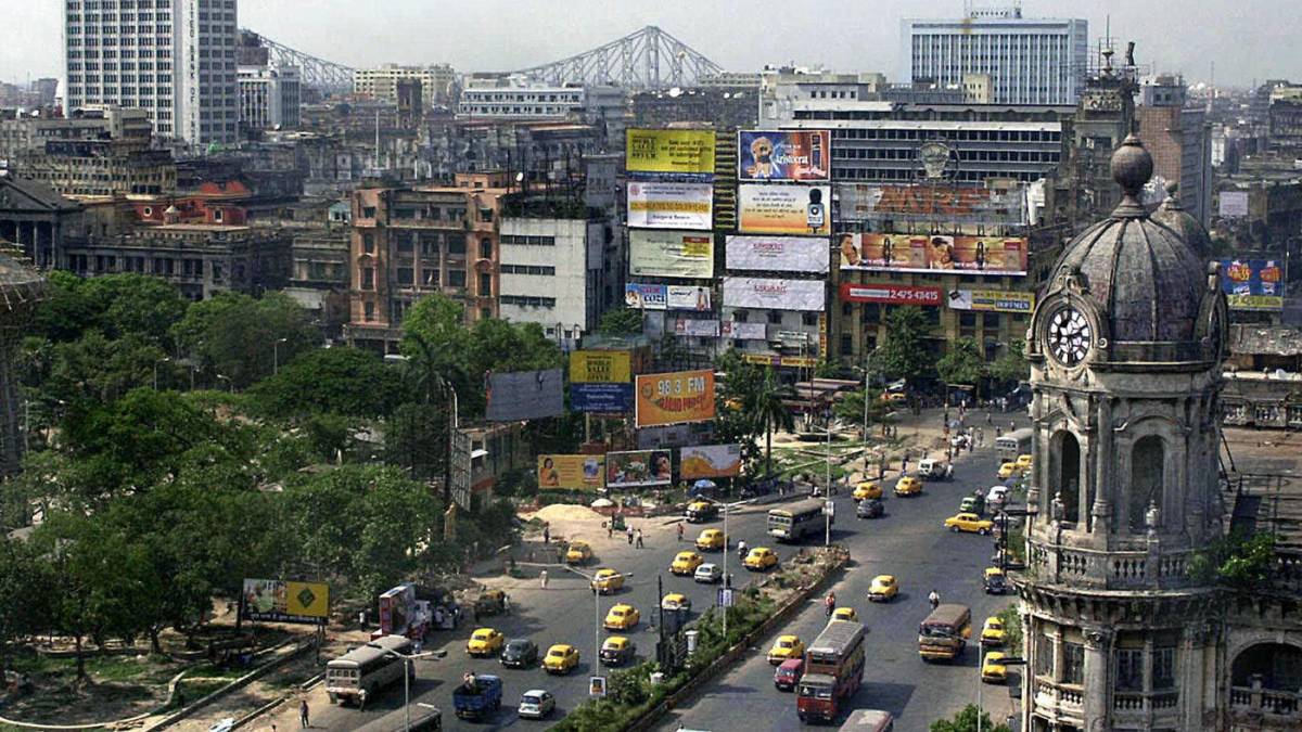 Crolla ponte a Calcutta, decine di morti e feriti