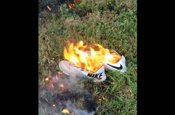 La Nike "attacca" Trump e scoppia la protesta: scarpe a fuoco sui social