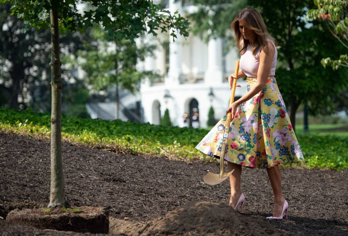 Melania Trump nell'orto con i tacchi: diventa un meme