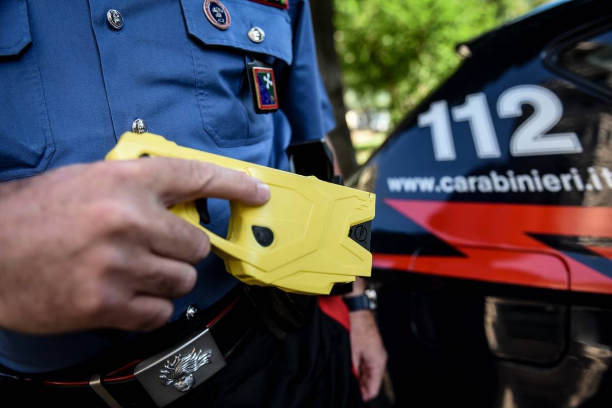 Taser agli agenti di polizia: parte oggi l’esperimento in dodici città d'Italia