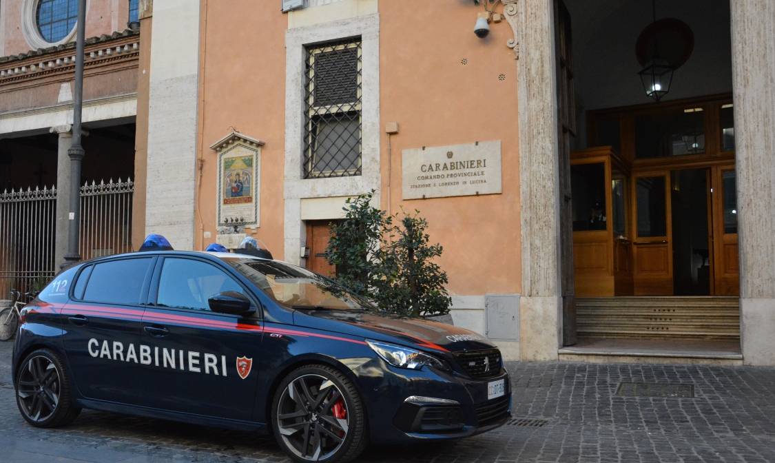 Roma, tenta il borseggio ma la vittima è un ufficiale donna dei carabinieri