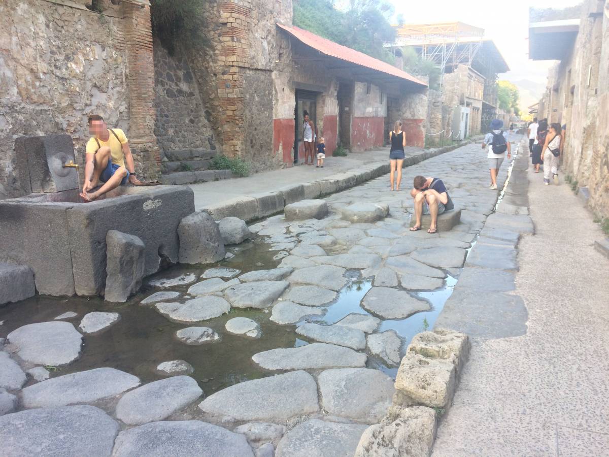 Pompei, turista si lava i piedi nella fontana di 2000 anni fa