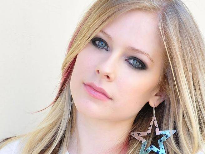 Il ritorno di Avril Lavigne dopo la malattia di Lyme: "Avevo accettato la morte"