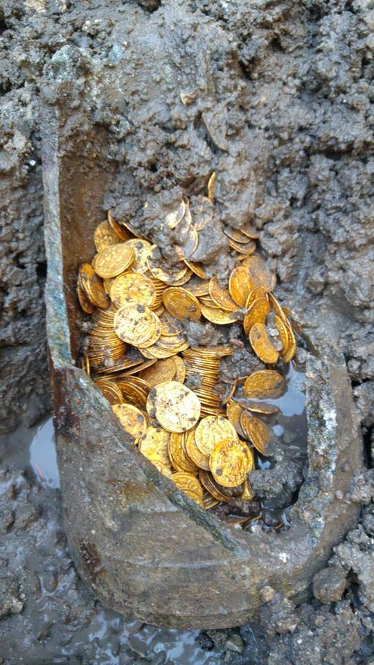 L'anfora con circa 300 monete d’oro che emerge dagli scavi a Como
