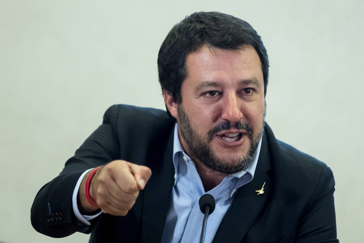 Migranti, l'allarme di Salvini: ​"Torna la tubercolosi in Italia"