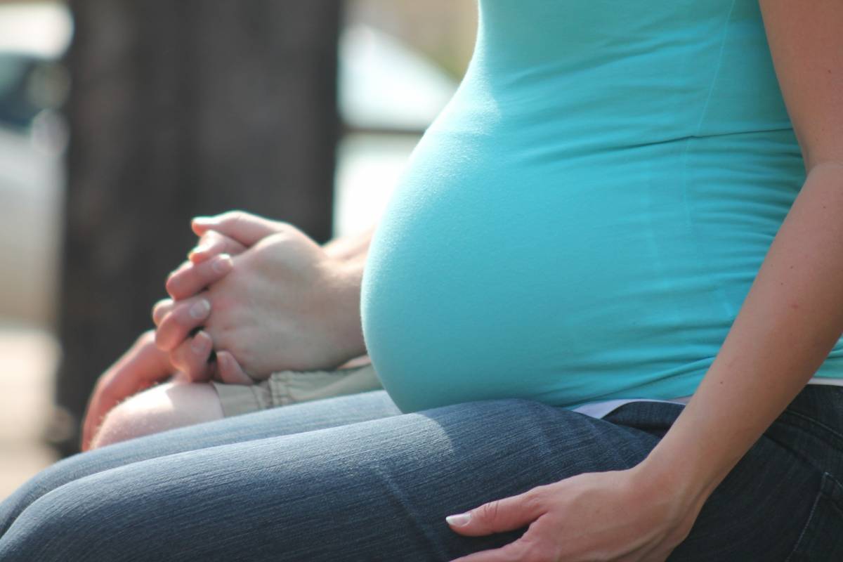 Lancia la compagna incinta dalle scale: voleva farla abortire