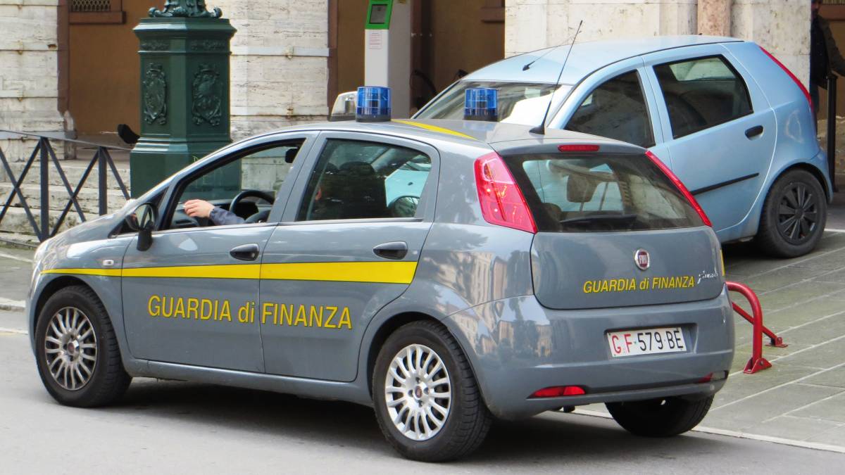 Messina, ricatta 80 dipendenti per pagarli meno: denunciato