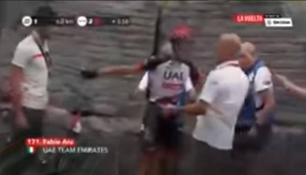Vuelta, Fabio Aru cade contro un muro e si sfoga: "C… di bici"