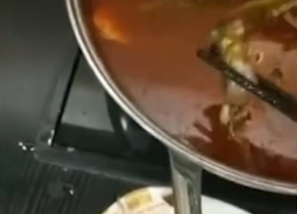 Cina, donna incinta trova un topo morto nel brodo: crollo in borsa per la catena di ristoranti
