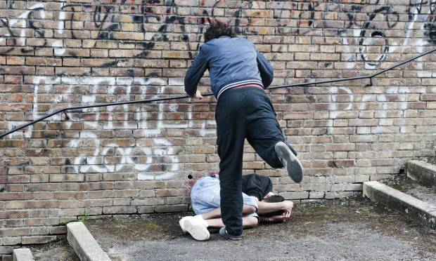Spinta a terra e presa a pugni: bullismo a Reggio Emilia