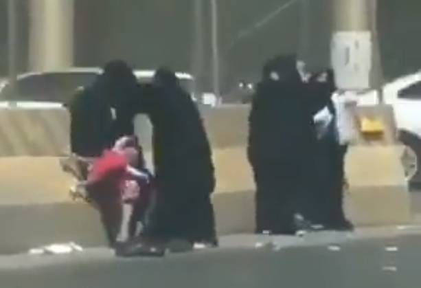Arabia, rissa fra donne in strada: bimba gettata a terra in lacrime