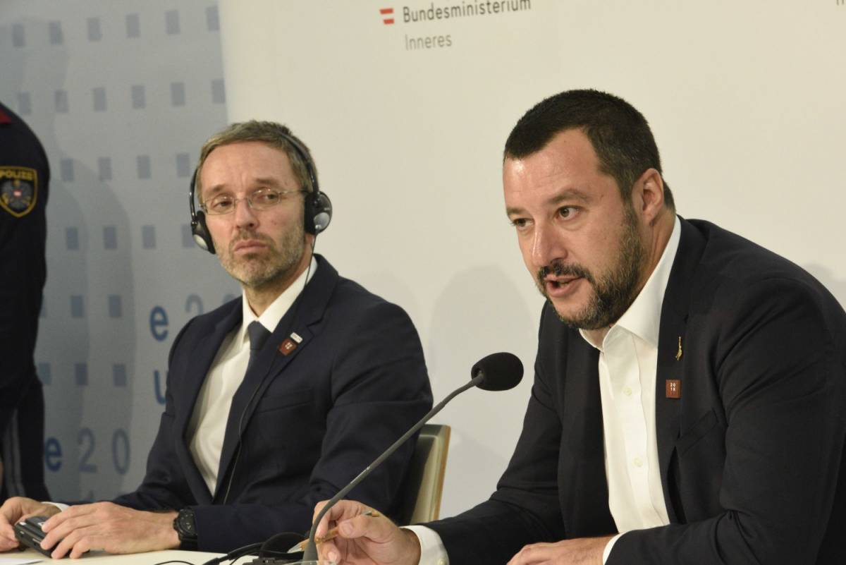 Salvini: "Se avessi rispettato le regole sarebbero arrivati 150mila migranti"