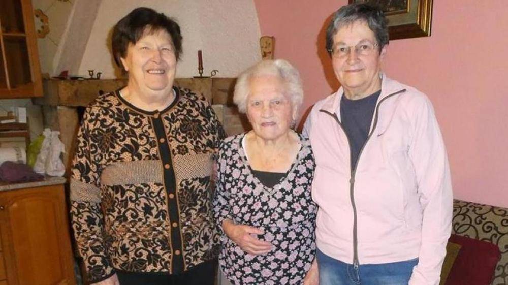 Emma Bellandi (al centro) ha 105 anni
