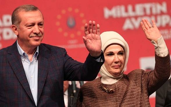 Londra, assegnato premio umanitario a Emine Erdogan, è polemica