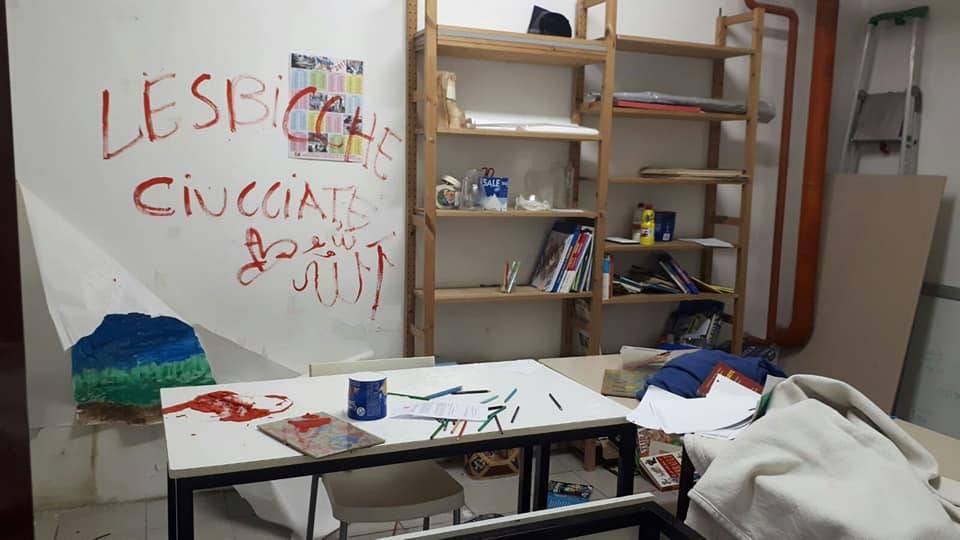 Milano, svastiche e insulti omofobi sulle pareti della scuola
