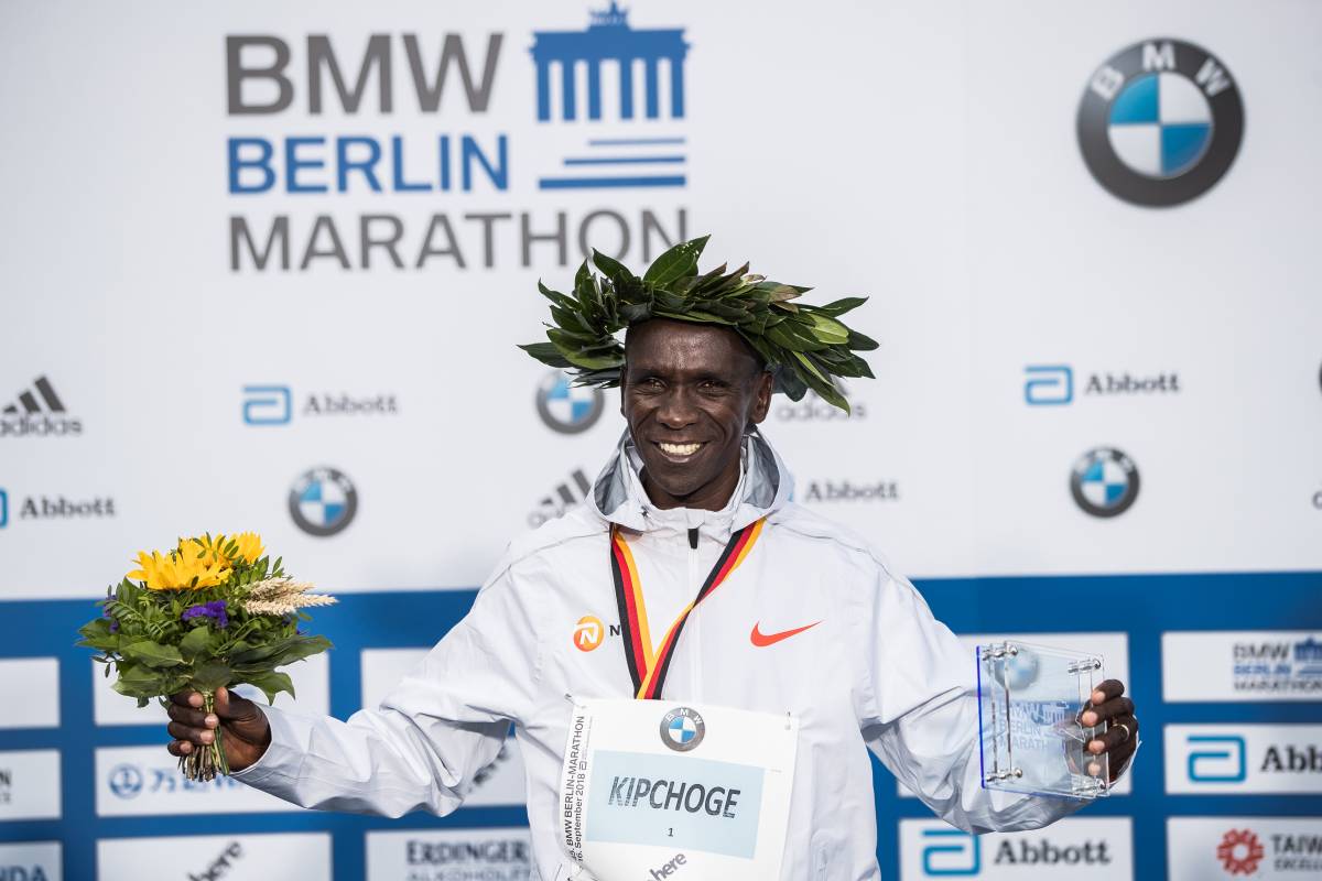 Maratona record: Kipchoge la corre in 2h 1' e 39'' (media 21 km/h)