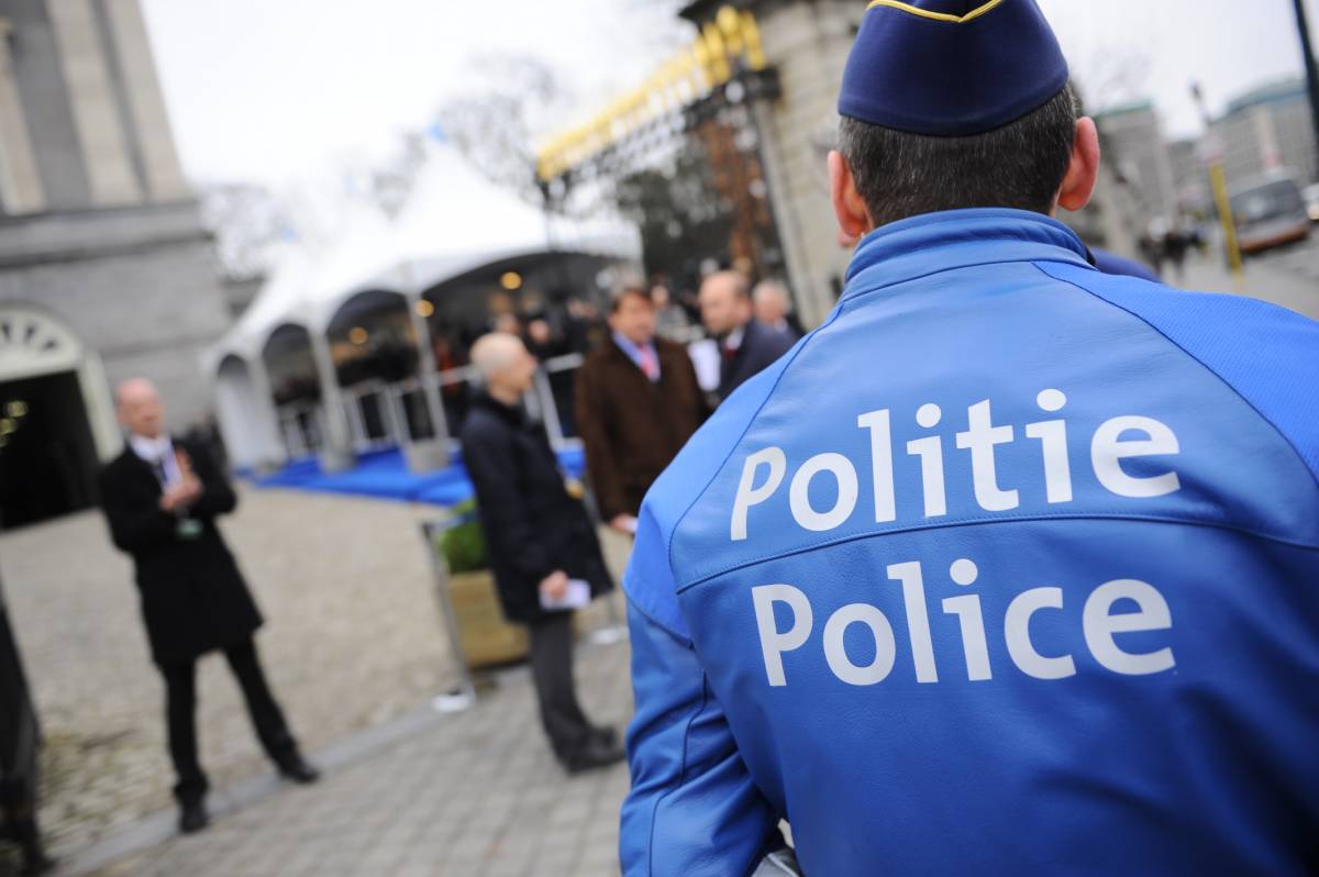Bruxelles, poliziotto ferito da una coltellata