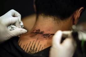 Thailandia, tatuatore incide scritte choc sulla pelle dei turisti: “Non sanno niente della cultura thai”