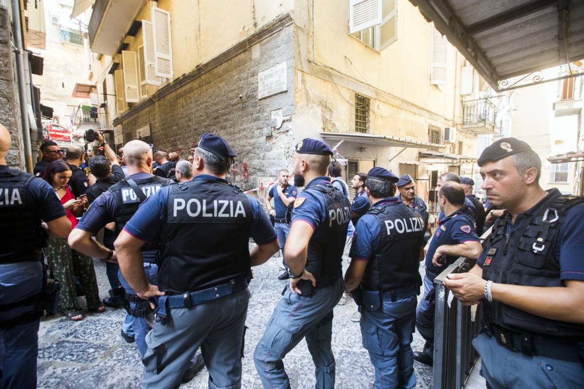 Napoli, esplode una casa durante uno sfratto: un morto e due feriti