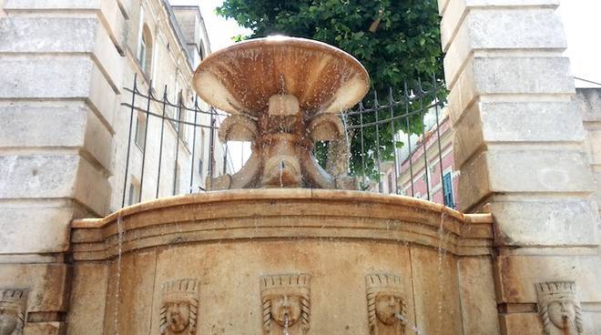 Matera, tunisino irregolare si spoglia e lava i panni nella fontana