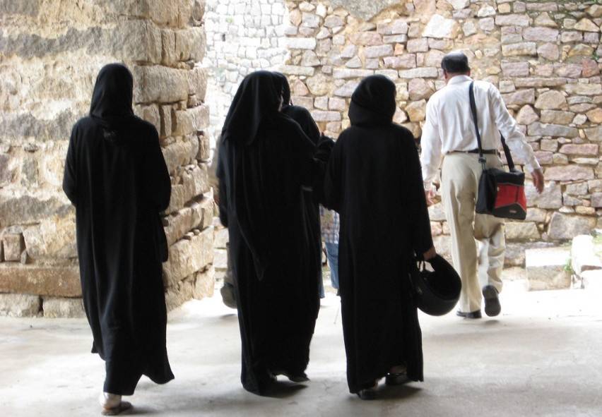 Le donne che mettono il velo islamico?  Ce ne sono più a Milano che a Tunisi