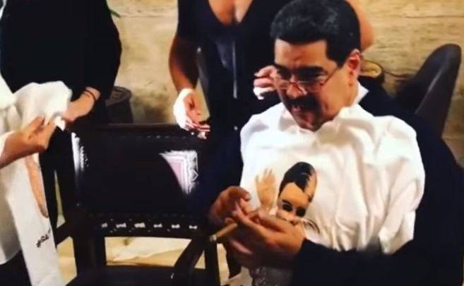 Il Venezuela sprofonda e il presidente Maduro va  nel ristorante di Salt Bae