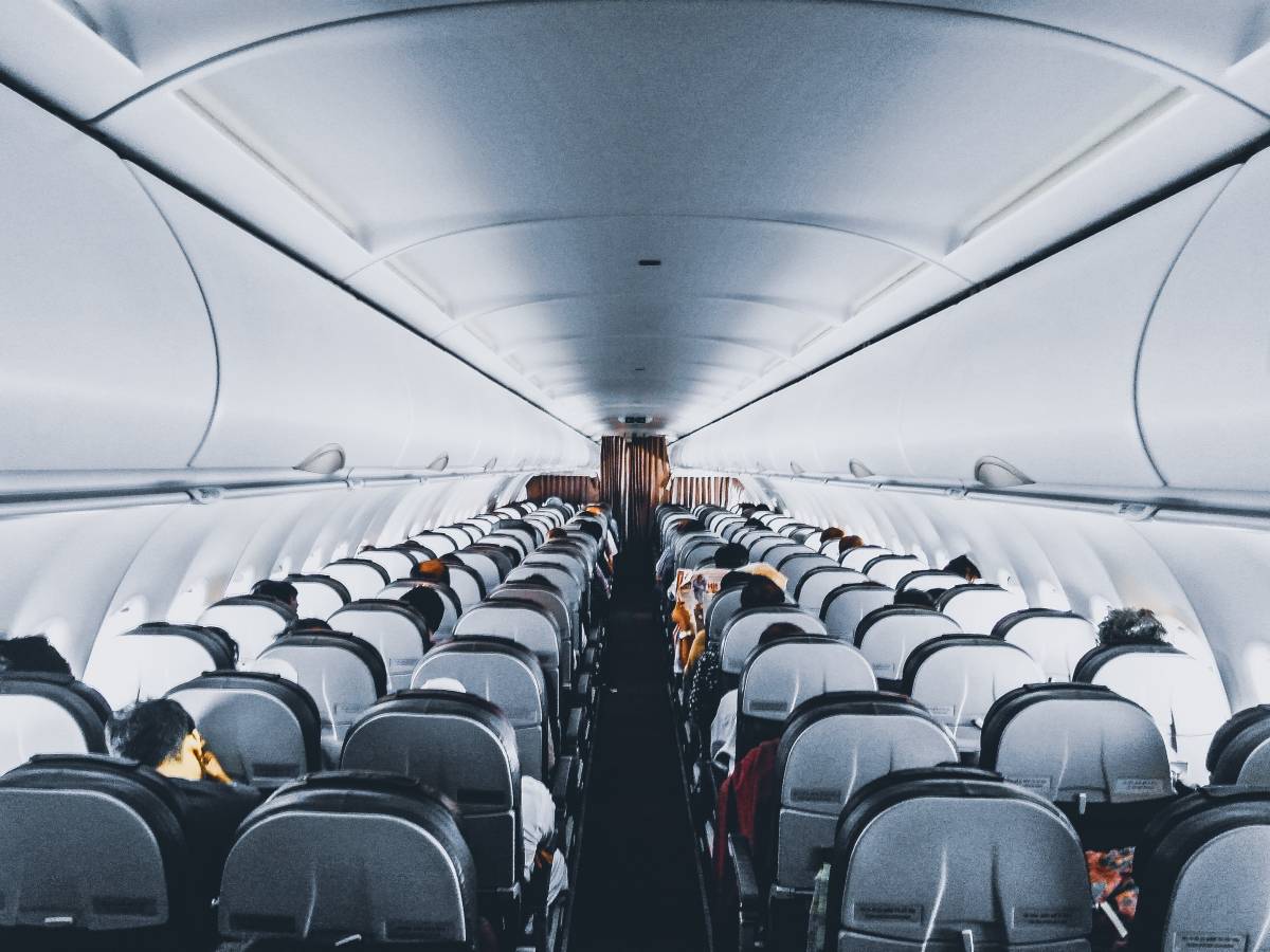 Panico in aereo: i passeggeri perdono sangue da orecchie e naso