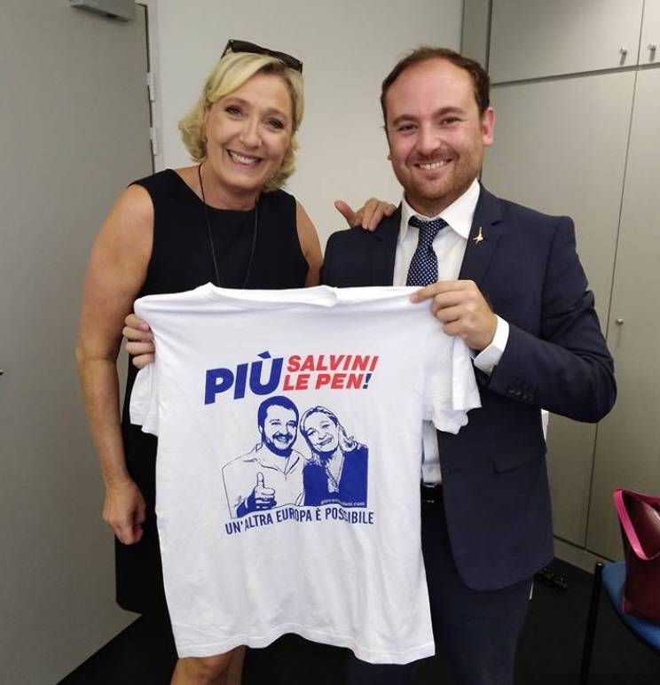 "Più Salvini e Le Pen. Per un'Europa migliore", la t-shirt che fa discutere