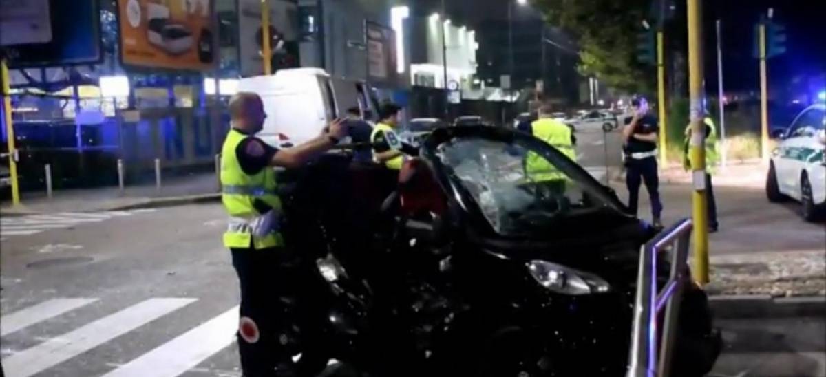 Milano, incidente tra Smart e moto: morti 2 ragazzi, grave un 58enne