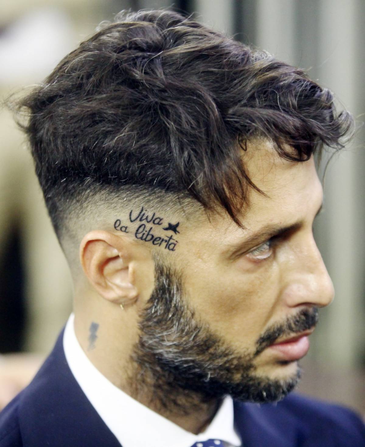 Fabrizio Corona si presenta in Tribunale con un tatuaggio di sfida ai giudici