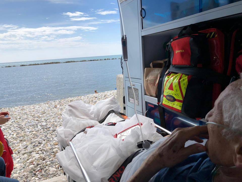 "Vorrei vedere il mare un'ultima volta", l'ambulanza si ferma sulla spiaggia