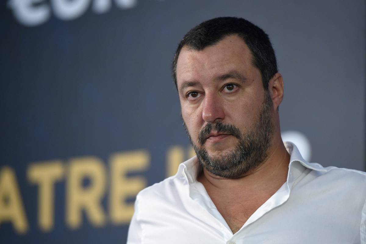 Salvini: "Aquarius ha recuperato altri 50 immigrati. Denuncio chi aiuta gli scafisti"