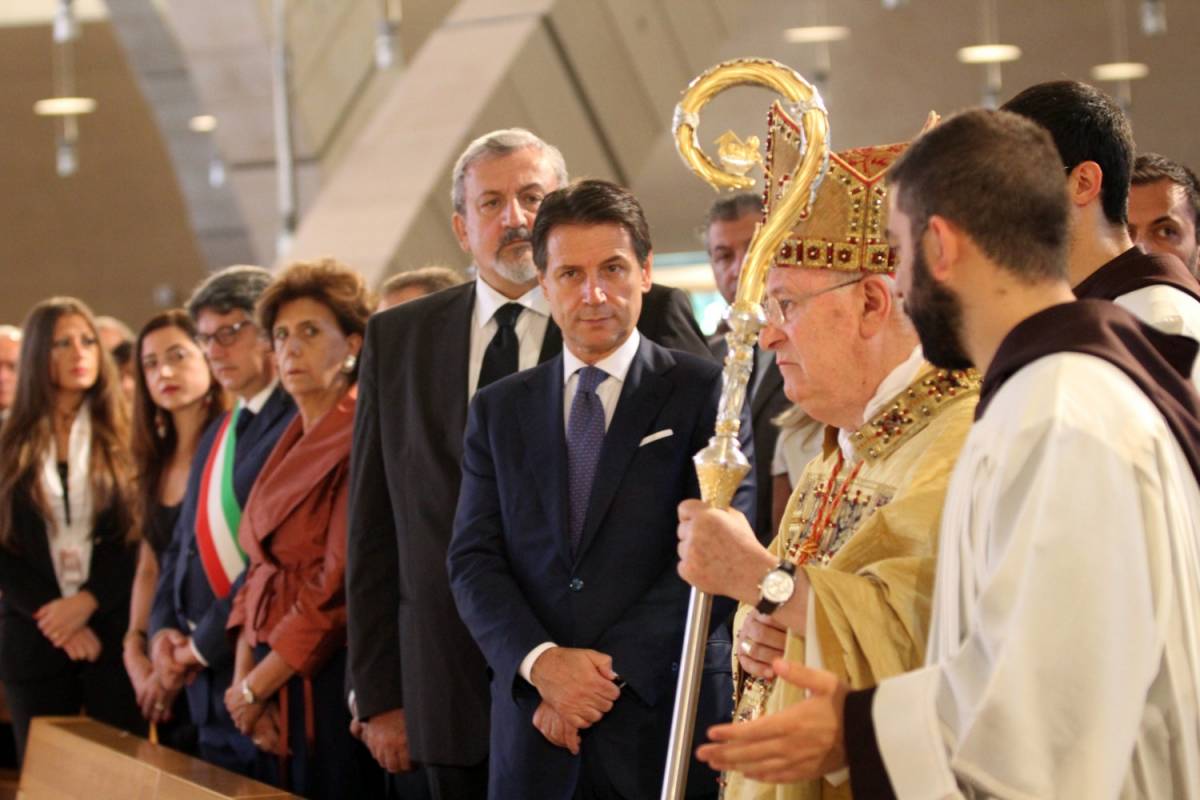 Litigano pure sui santi: Salvini sfida il premier e omaggia Padre Pio