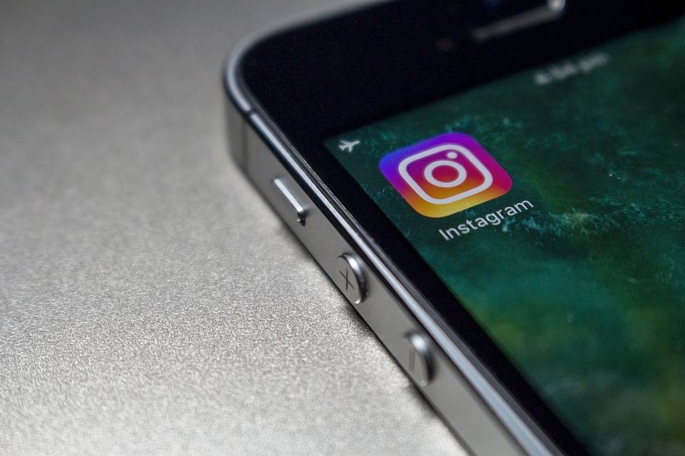 Come cambia Instagram: ecco il bottone per la condivisione
