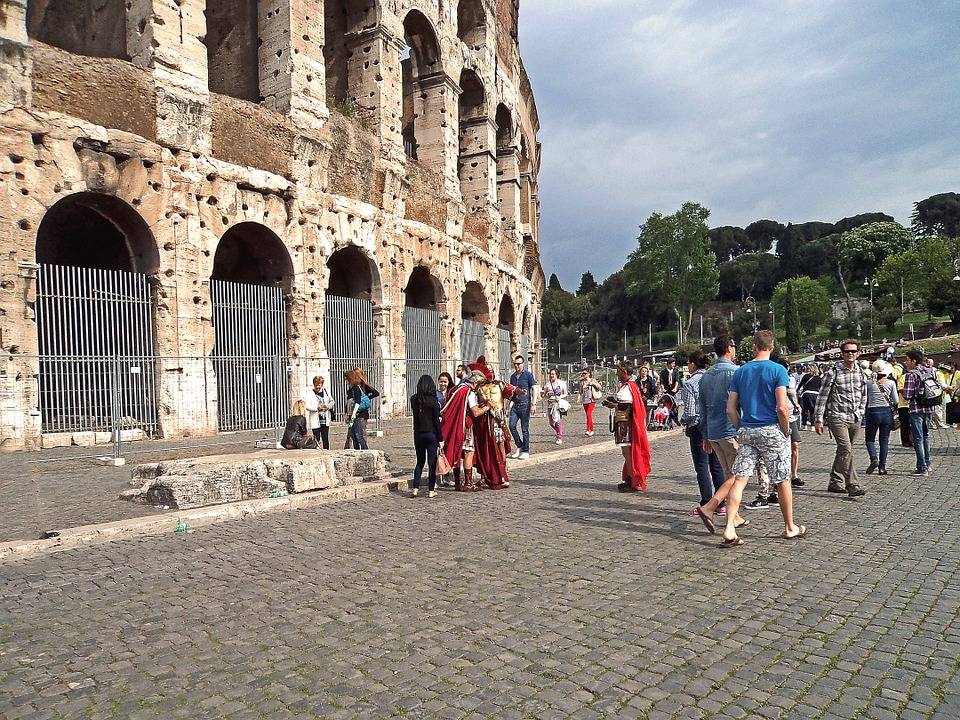 Roma, la psicosi del terrorismo colpisce il ponte dell'Immacolata