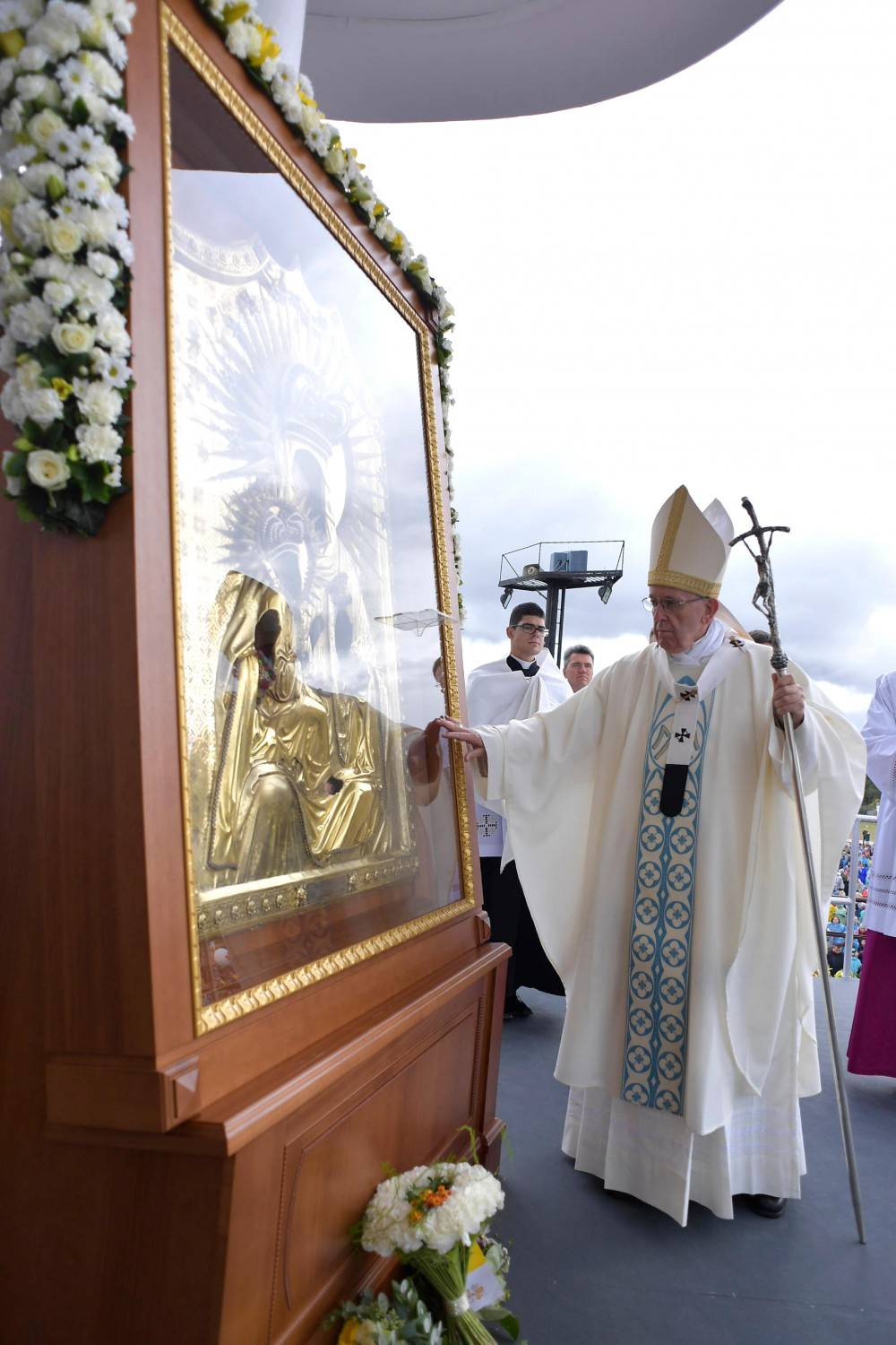 Il Papa sulla crisi: "Chiesa è barca investita da venti violenti"