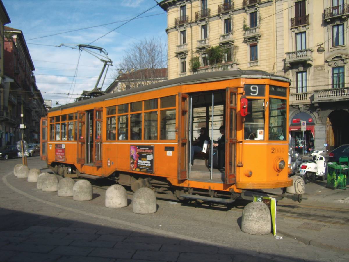 Milano, misteriosa resina sui binari del tram: traffico in tilt
