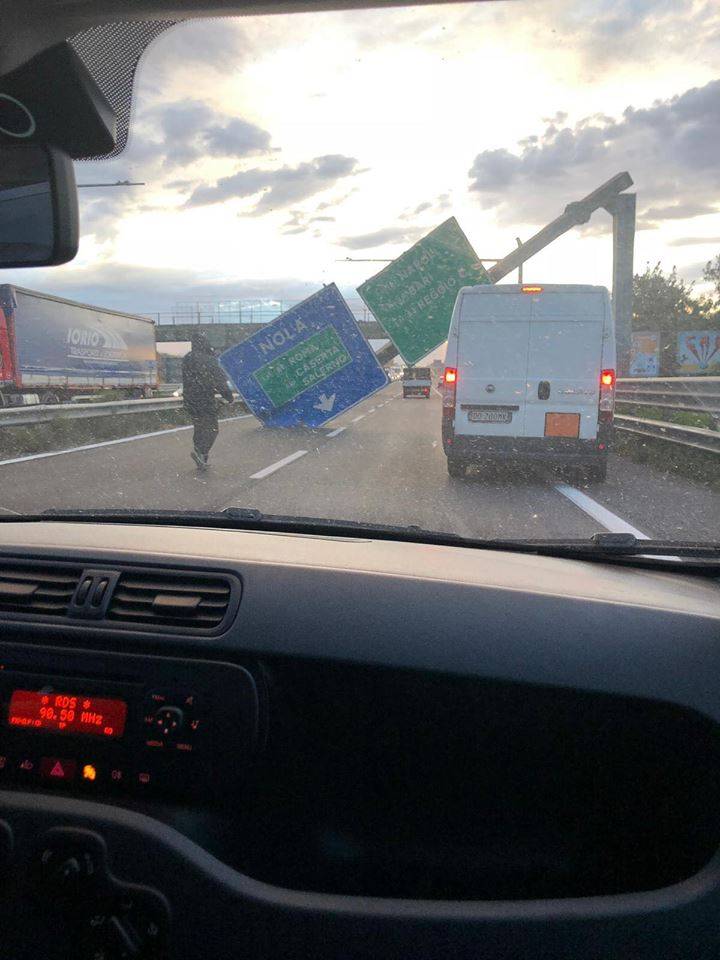 Maltempo, scatta l'allerta vento: crolla cartello stradale a Napoli