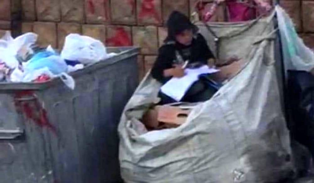 Turchia, bambina profuga studia nei cassonetti