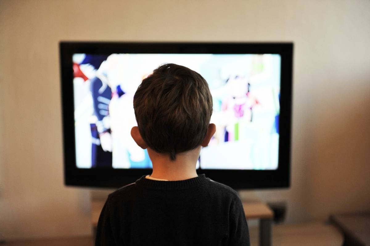 Due ore di schermo al giorno danneggiano i bambini