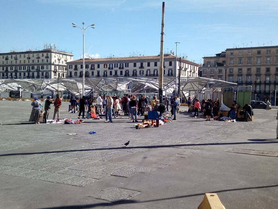Napoli, scatena il caos in un bar e aggredisce gli agenti: rumena in manette