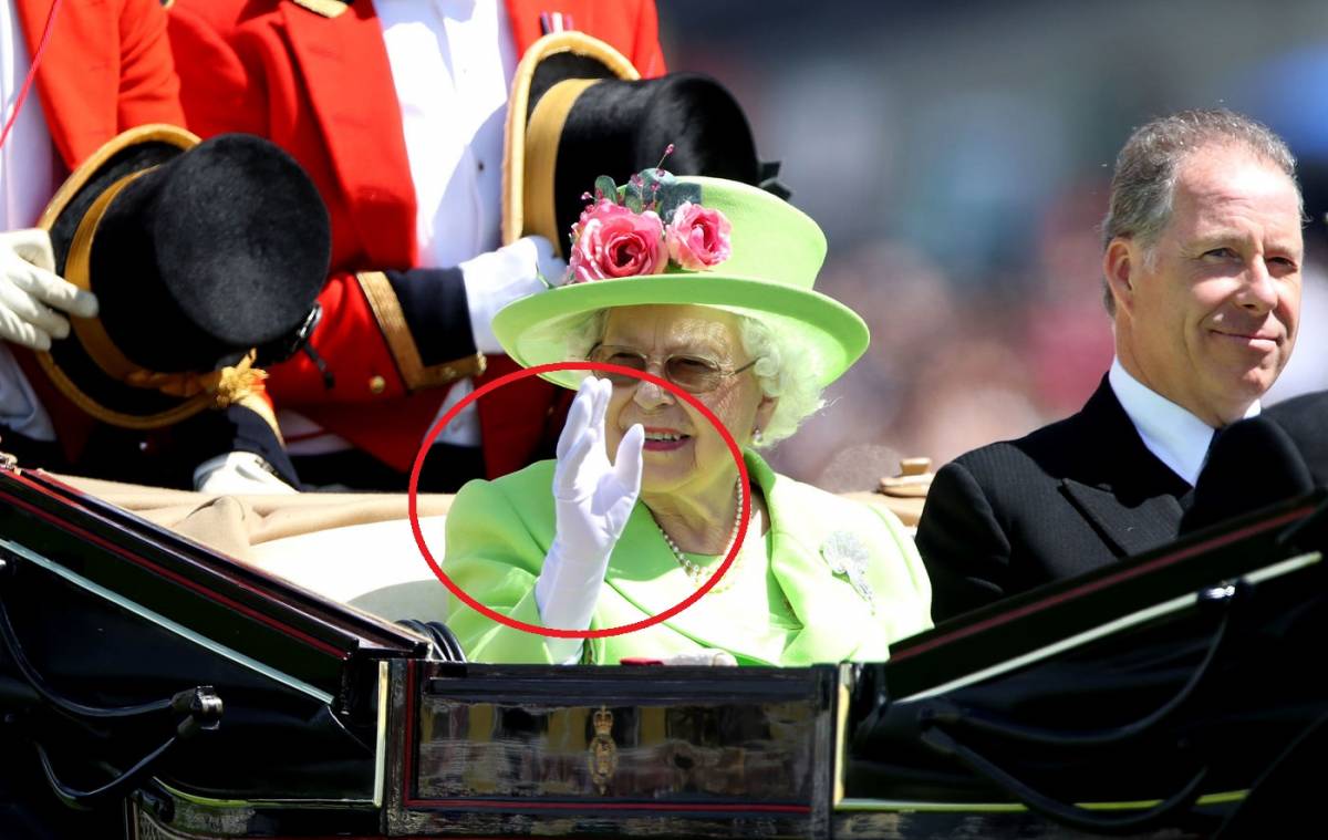Gb, la Regina Elisabetta usa una mano finta. Ecco che cosa c'è davvero dietro