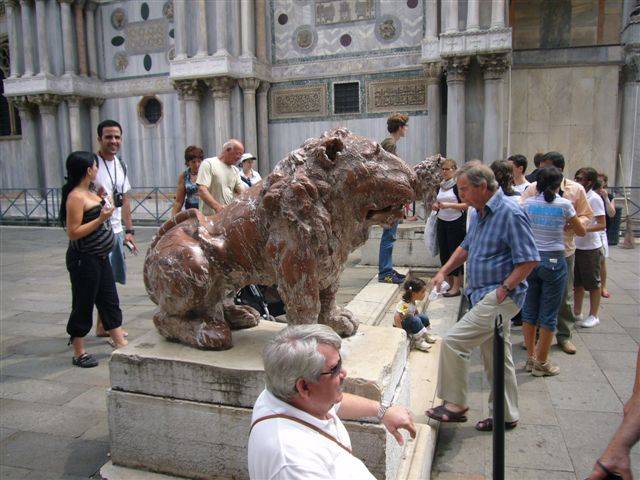Venezia, vandali imbrattano con la vernice rossa uno dei leoncini 