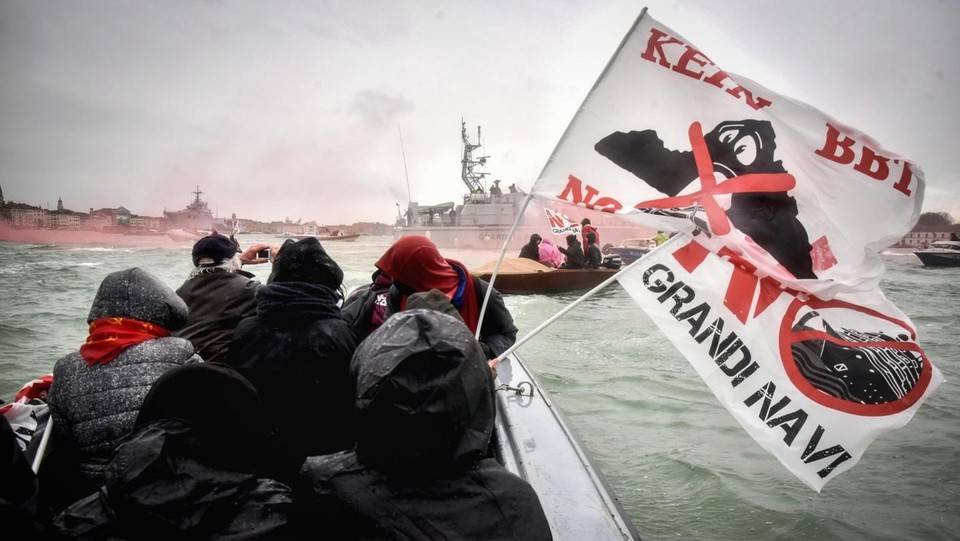 Uova, fumogeni e razzi: la protesta a Venezia contro nave da crociera