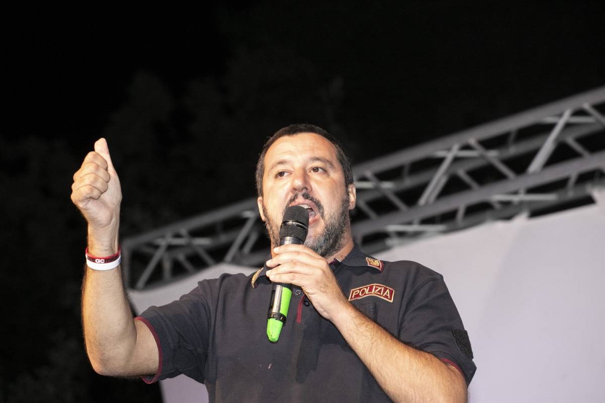 Arrestato il sindaco di Riace, Salvini: "Chissà cosa dirà ora Saviano"