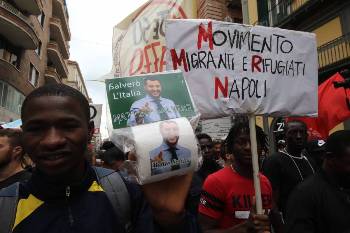 Napoli, l'odio va in piazza: migranti e antagonisti contro Salvini
