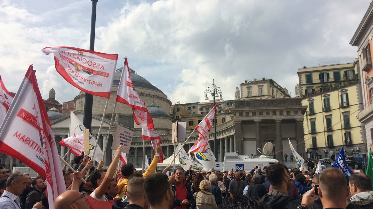 Salvini a Napoli tra fan e contestatori
