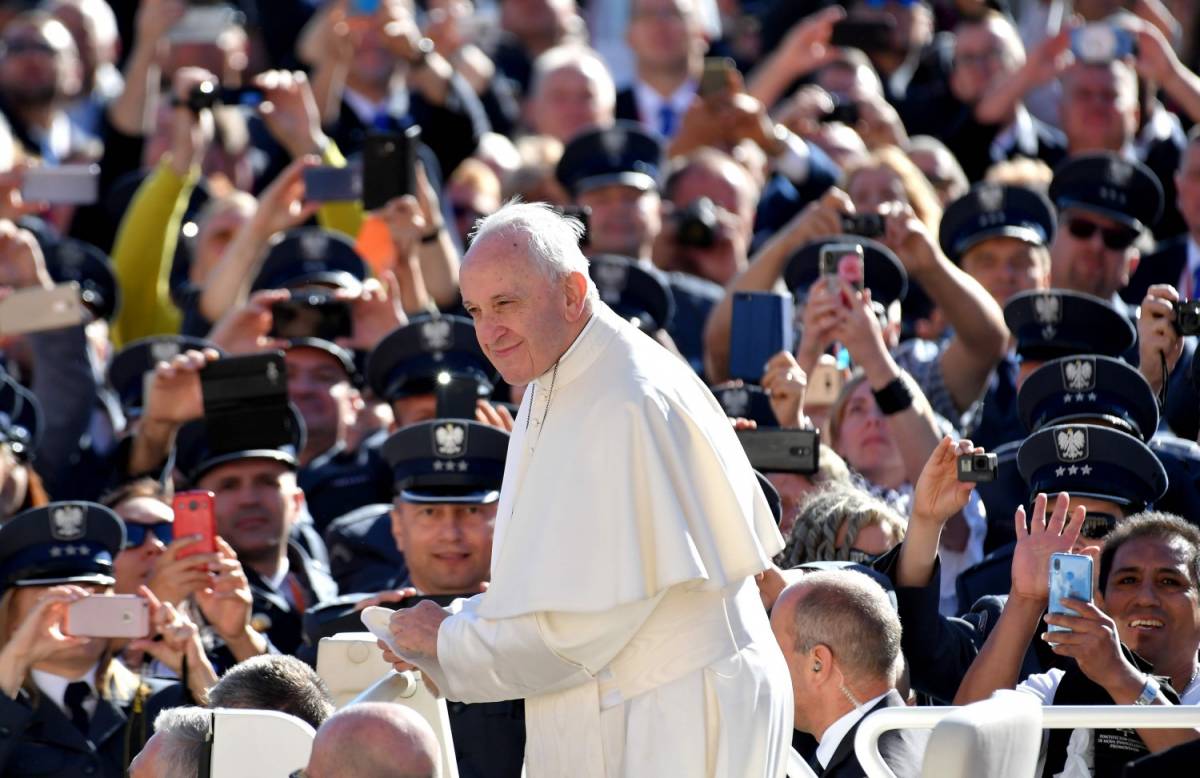 Papa Francesco è inciampato, ma si è rialzato e sta bene