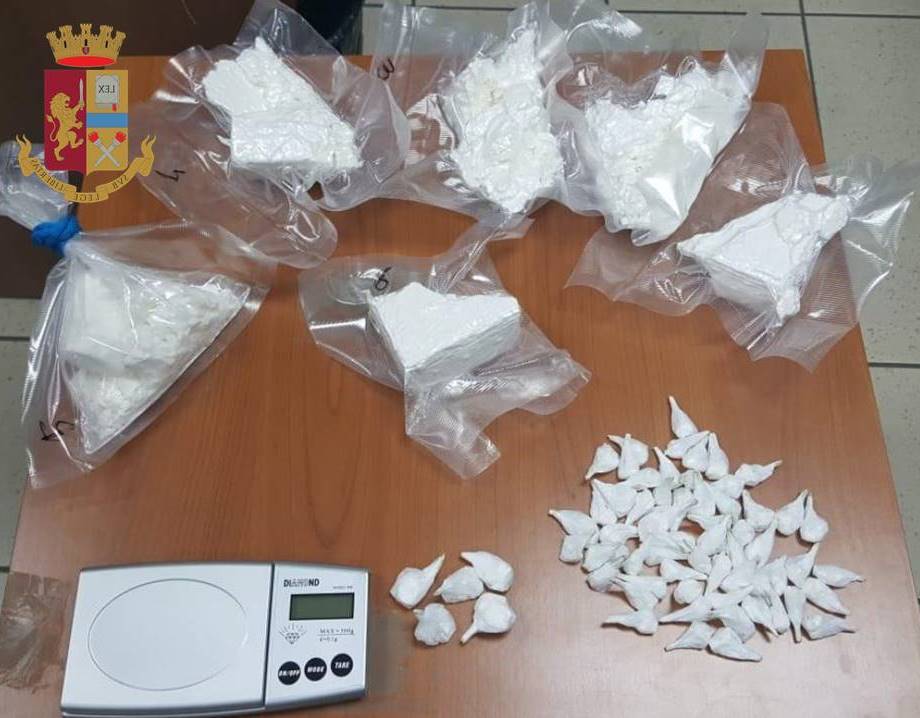 Taranto, nascondeva cocaina nella camera dei figli, arrestato 33enne