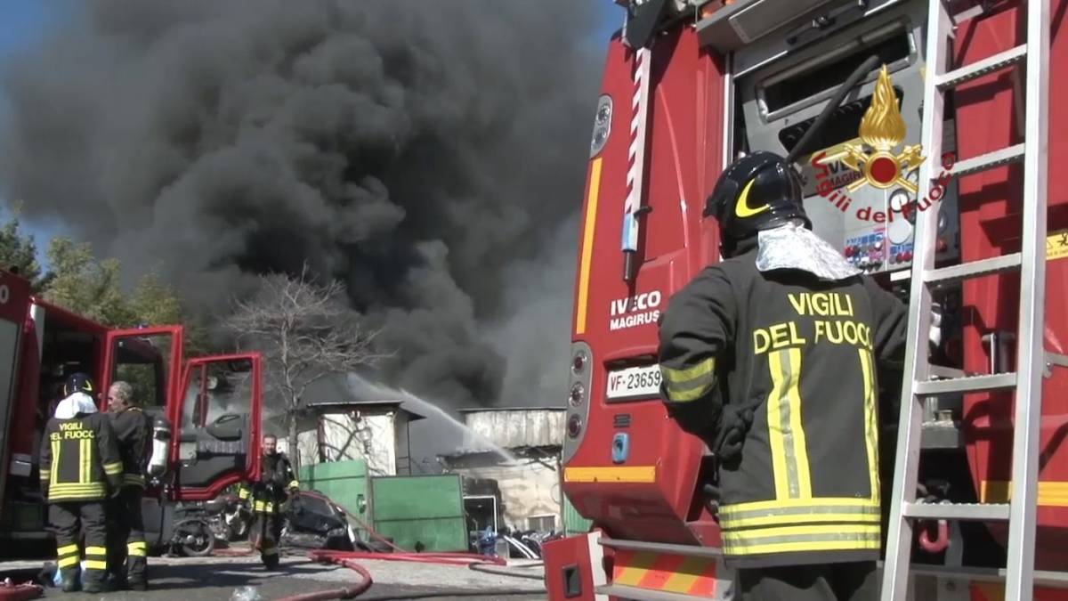 Inferno di fuoco a Taggia, brucia autodemolitore